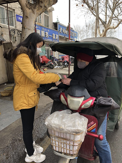 （第四部分配圖）吳麗敏在做測溫登記_副本.jpg